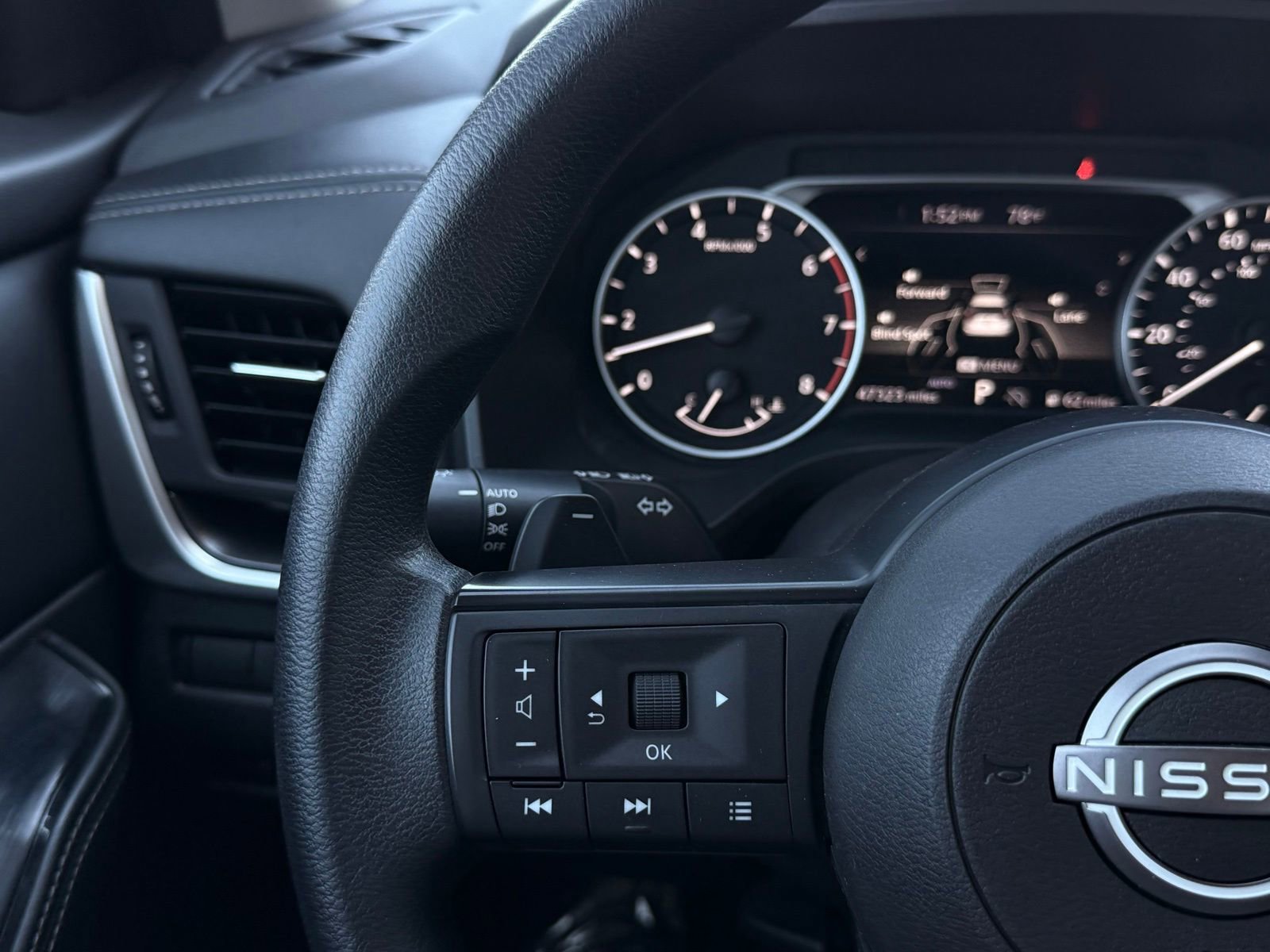 Used 2024 Nissan Rogue SV image 29