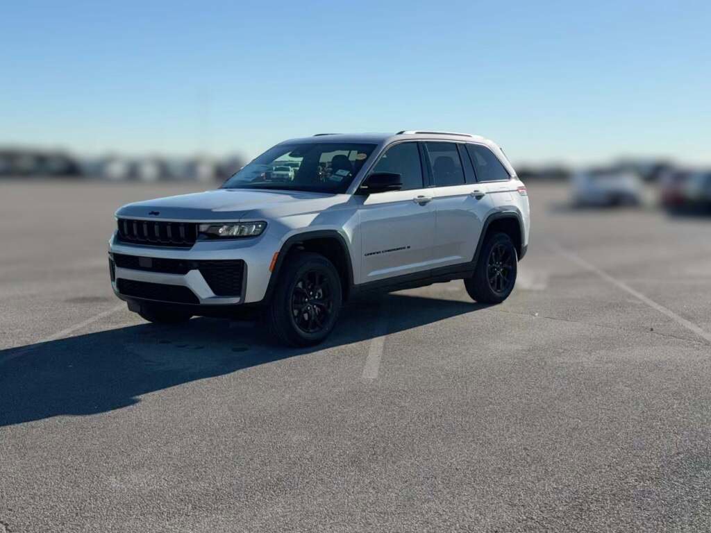 New 2026 Jeep Grand Cherokee Altitude image 4