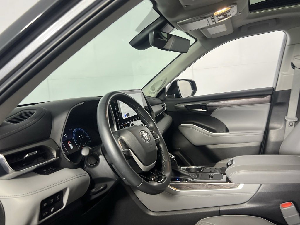 Used 2023 Toyota Highlander Limited image 18