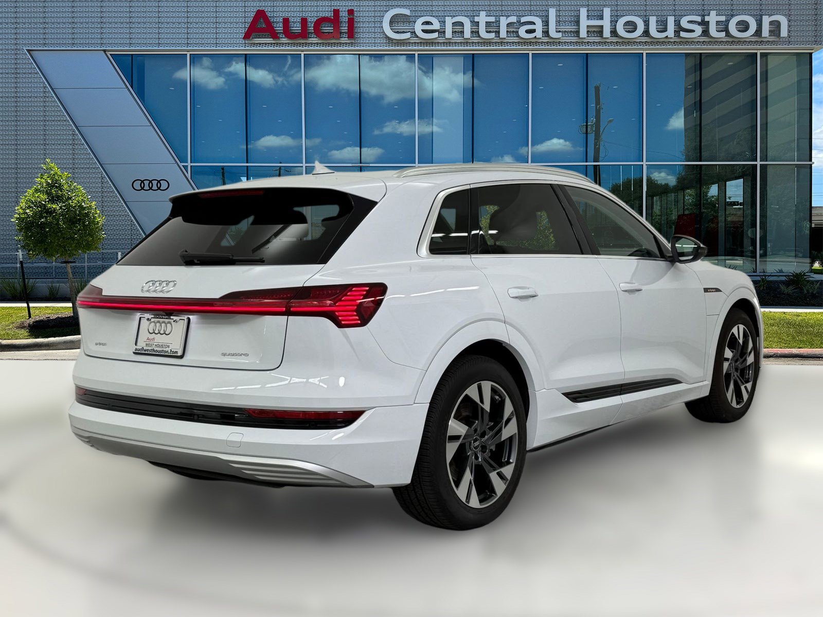 Used 2022 Audi e-tron Premium w/ Interior Protection Package image 9