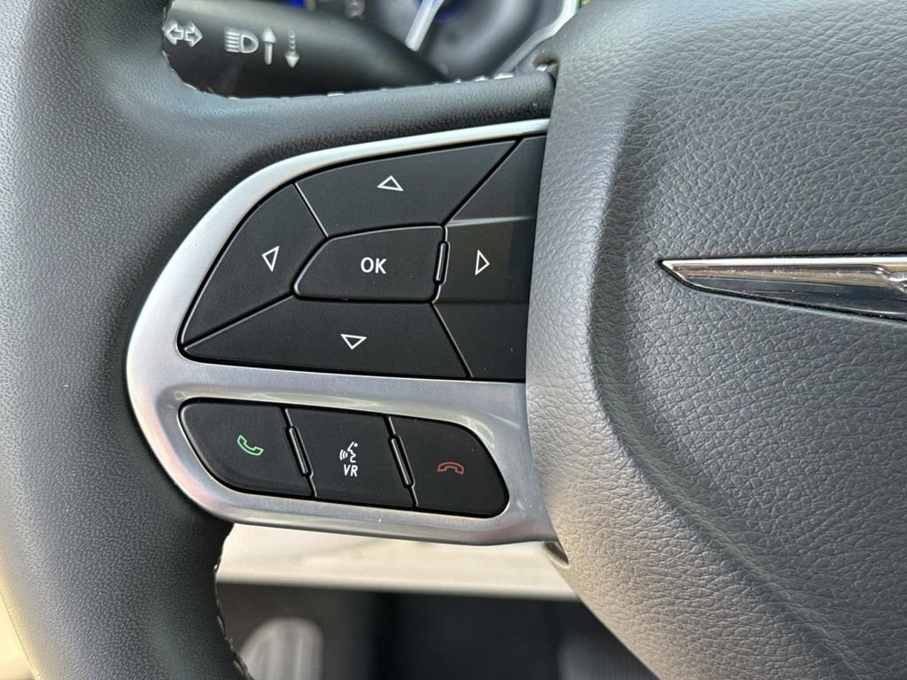 Used 2024 Chrysler Pacifica Touring-L image 42