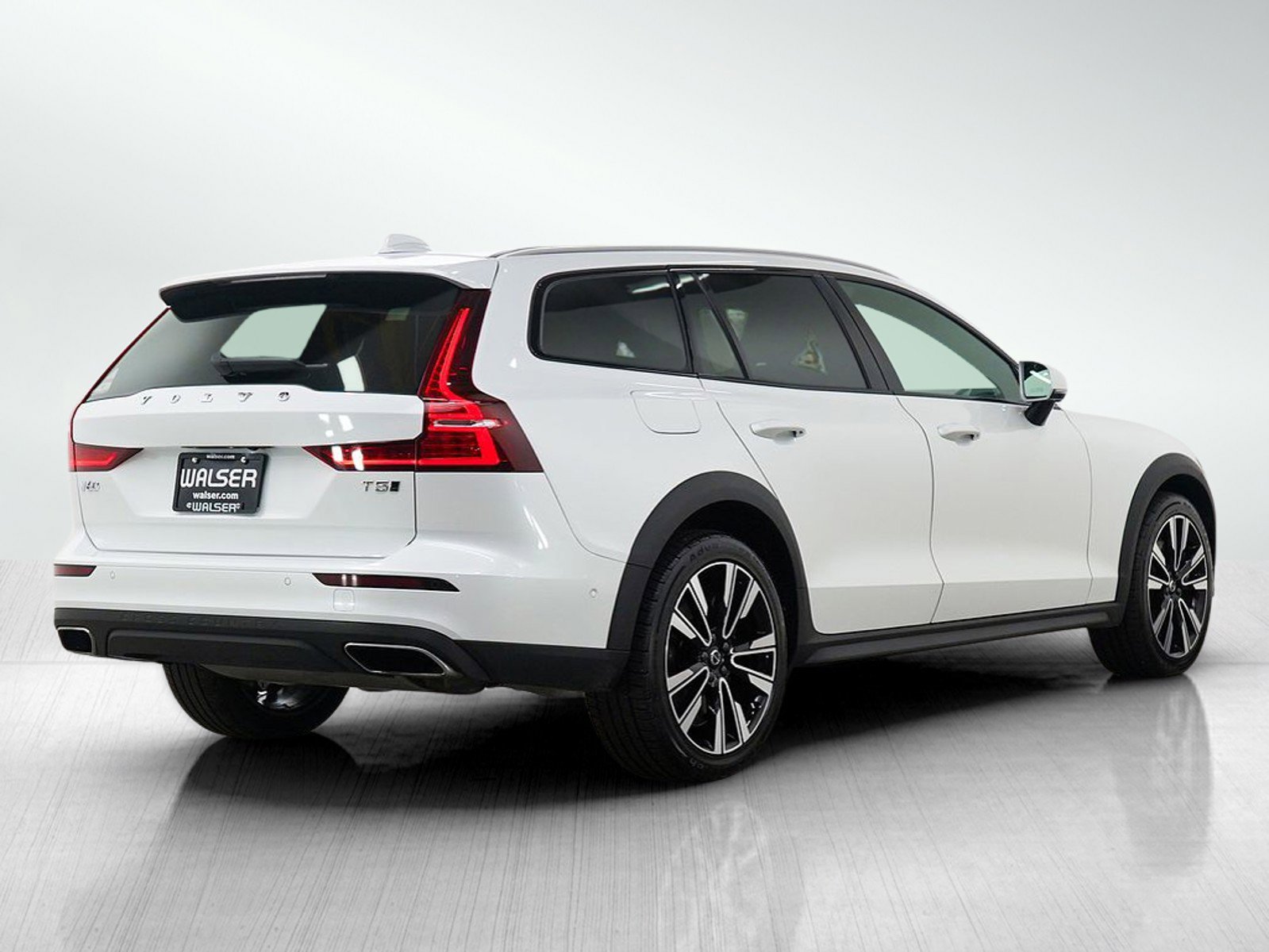 Used 2020 Volvo V60 T5 Cross Country AWD/4WD image 5