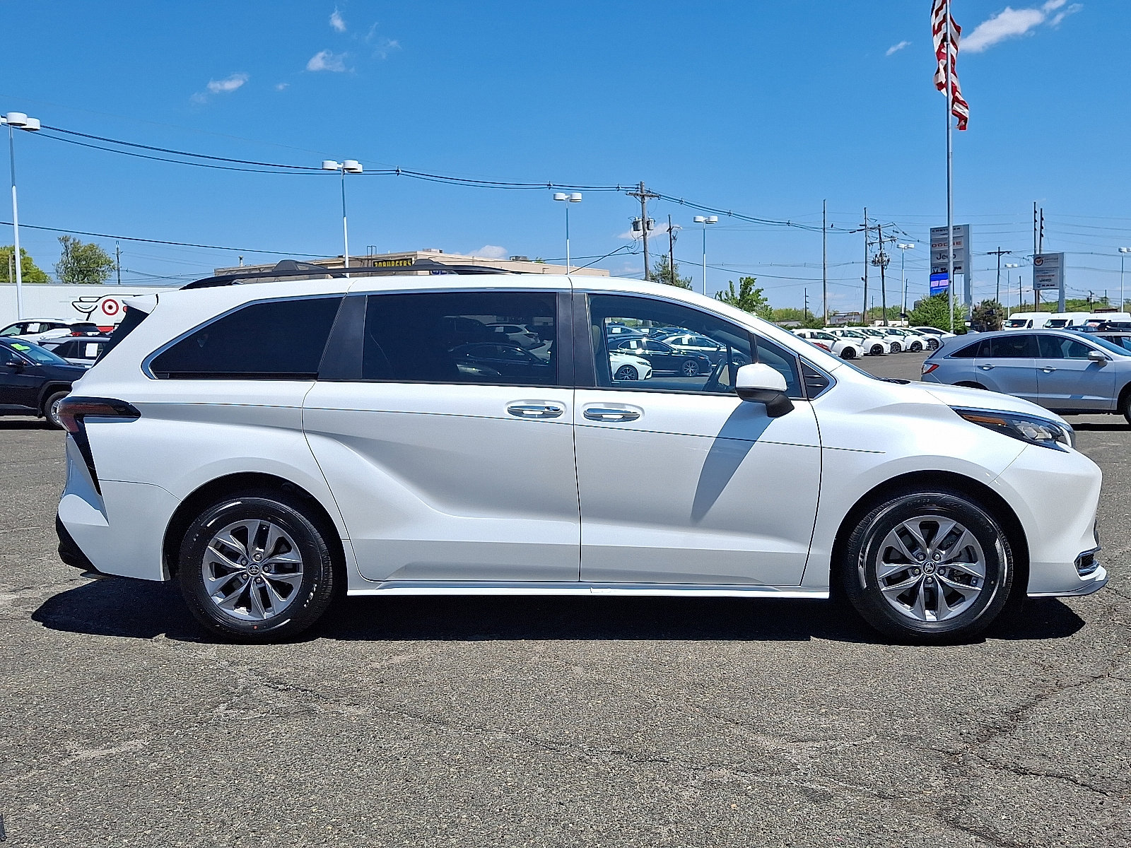 Used 2023 Toyota Sienna XLE AWD/4WD image 8