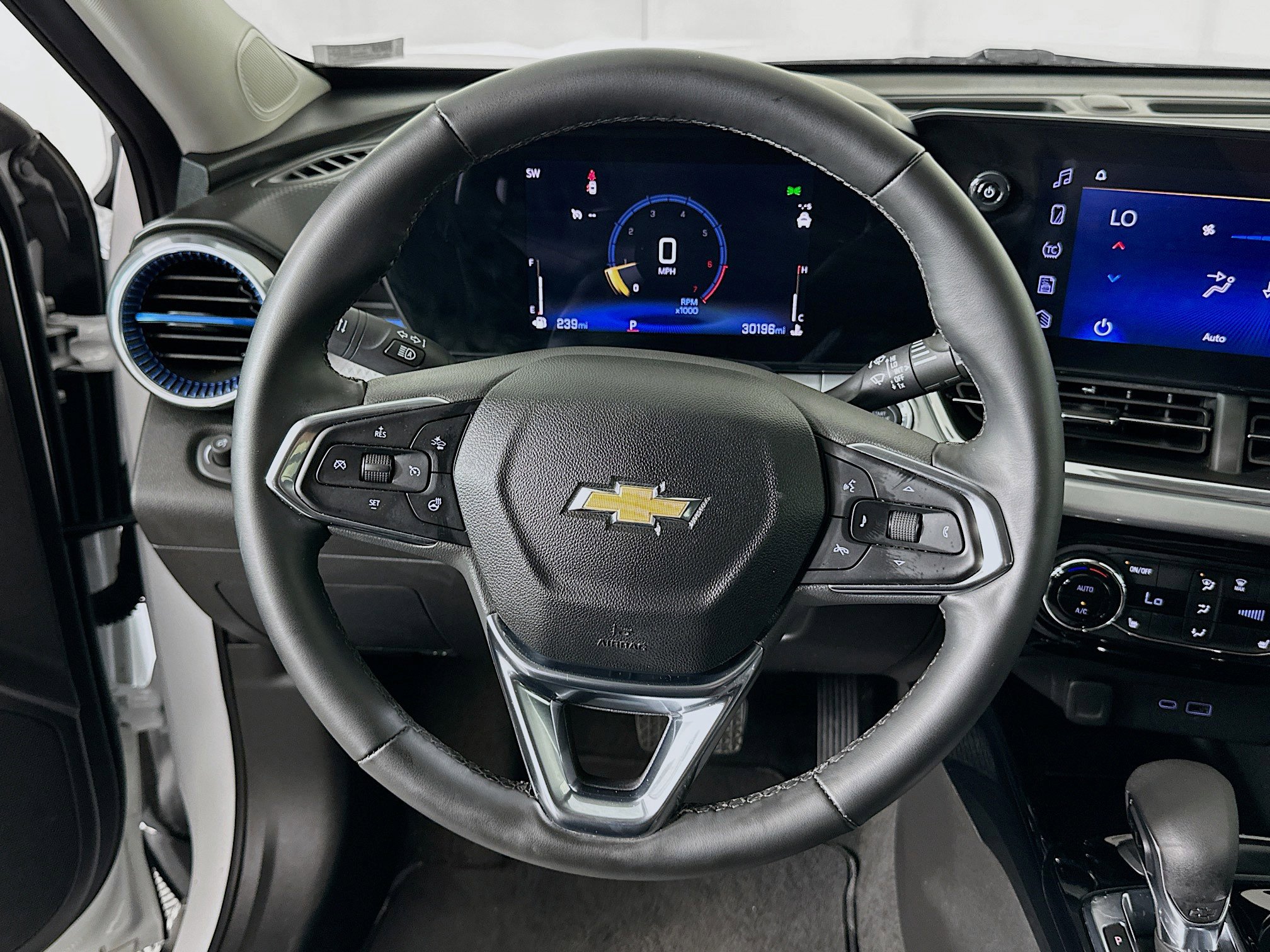 Used 2025 Chevrolet Trax LT w/ LT Convenience Package FWD image 17