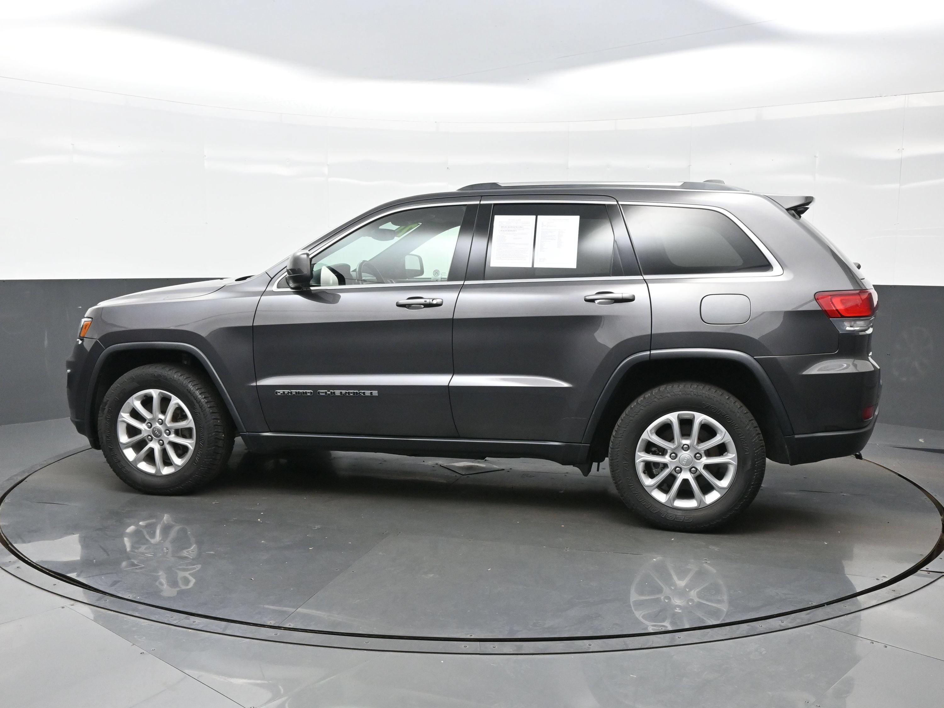 Used 2021 Jeep Grand Cherokee Laredo w/ Security & Convenience Group AWD/4WD image 3