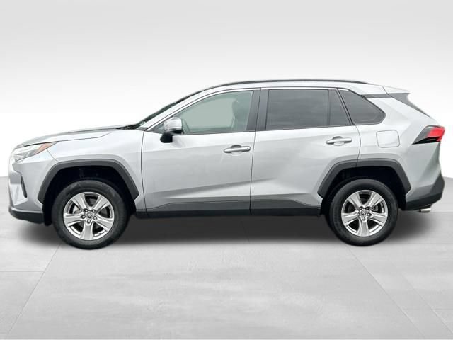Used 2025 Toyota RAV4 XLE AWD/4WD image 2