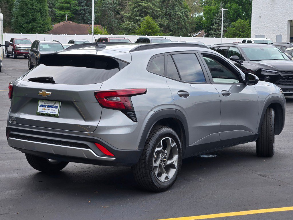 Certified 2025 Chevrolet Trax LT FWD image 11