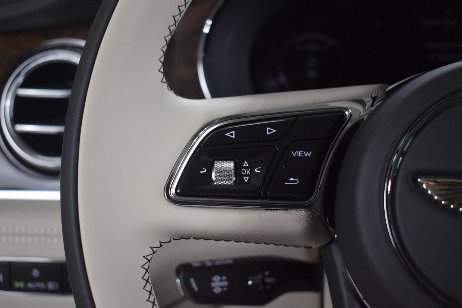 New 2025 Bentley Bentayga AWD/4WD image 29