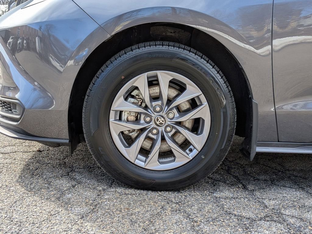 Used 2025 Toyota Sienna LE w/ LE Plus Package image 32