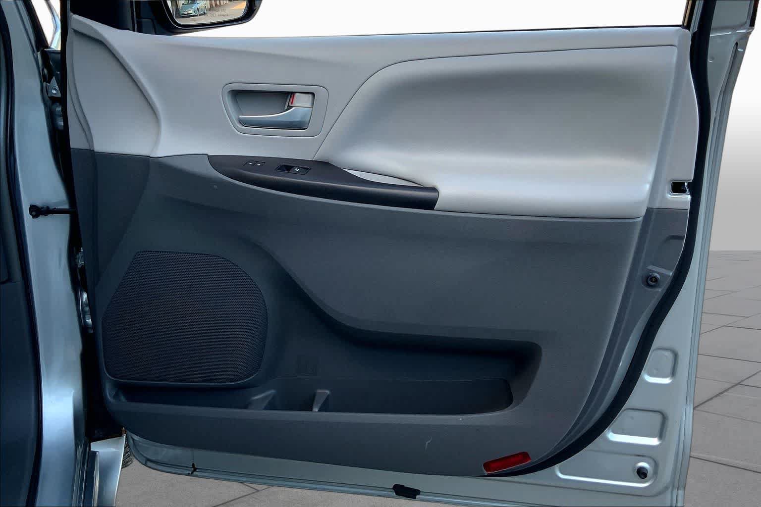 Used 2015 Toyota Sienna LE FWD image 22