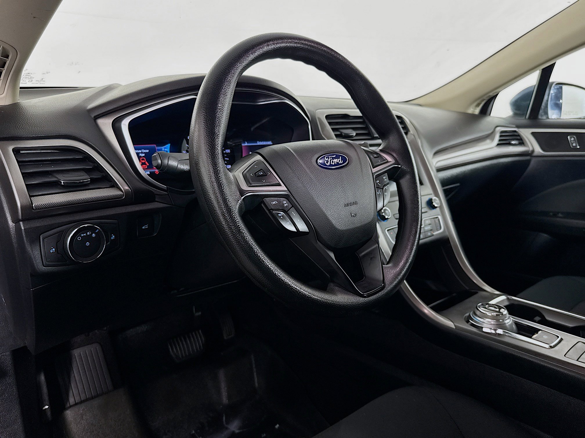 Used 2019 Ford Fusion SE FWD image 22