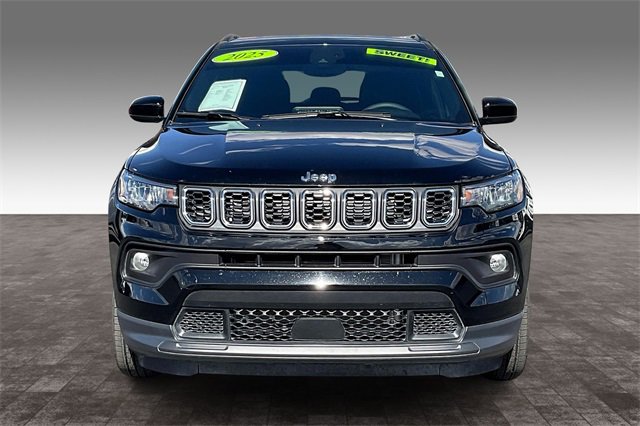 Used 2025 Jeep Compass Latitude image 3