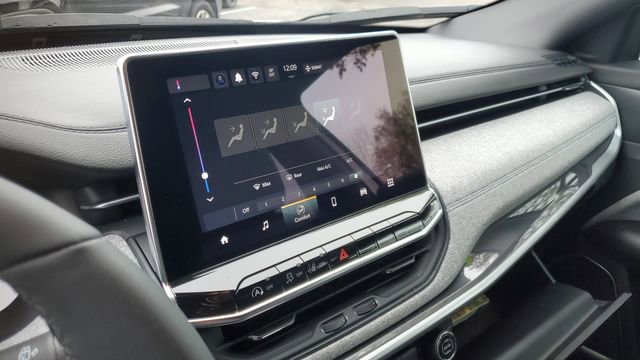 Certified 2024 Jeep Compass Latitude image 13