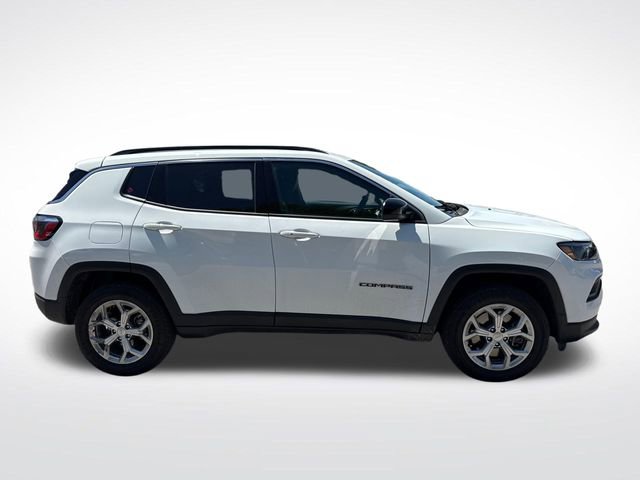 Used 2024 Jeep Compass Latitude w/ Sun and Sound Group AWD/4WD image 6