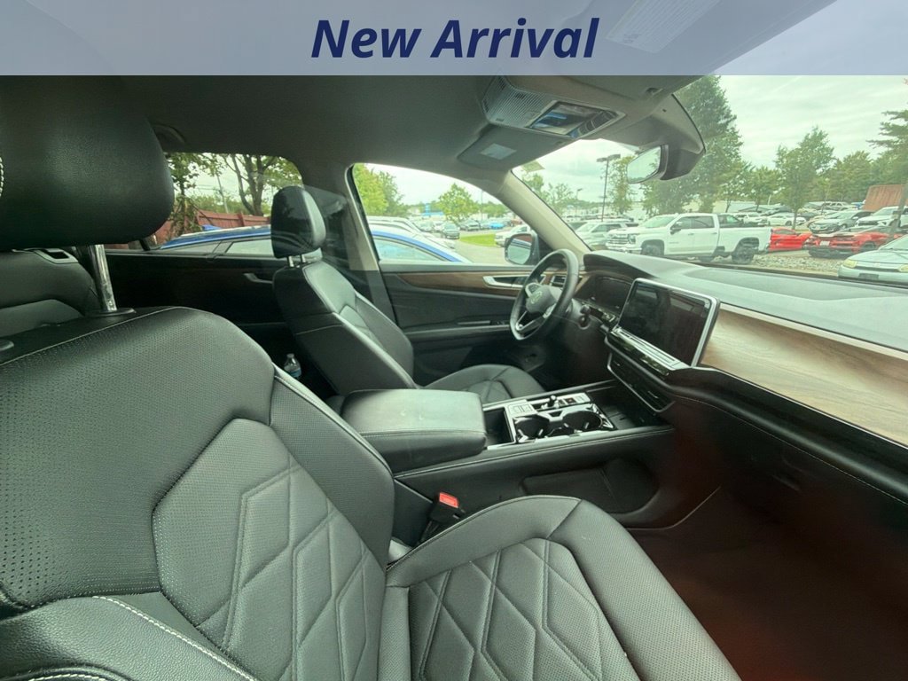 Used 2025 Volkswagen Atlas SE AWD/4WD image 3