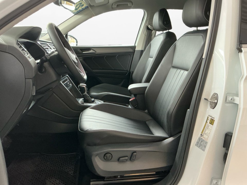 Used 2022 Volkswagen Tiguan SE image 11