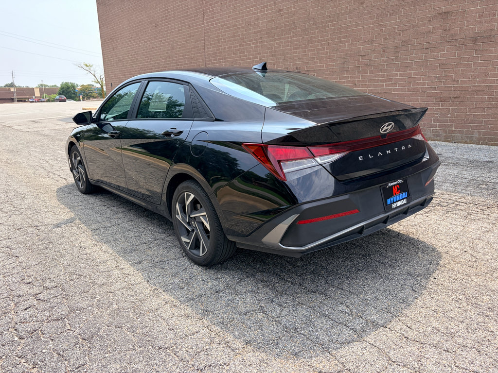 Used 2025 Hyundai Elantra Sport FWD image 3