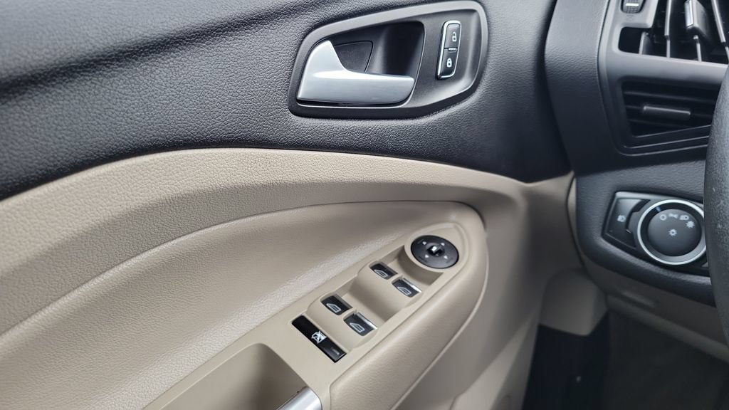 Used 2015 Ford C-MAX Energi SEL w/ Equipment Group 302A FWD image 19