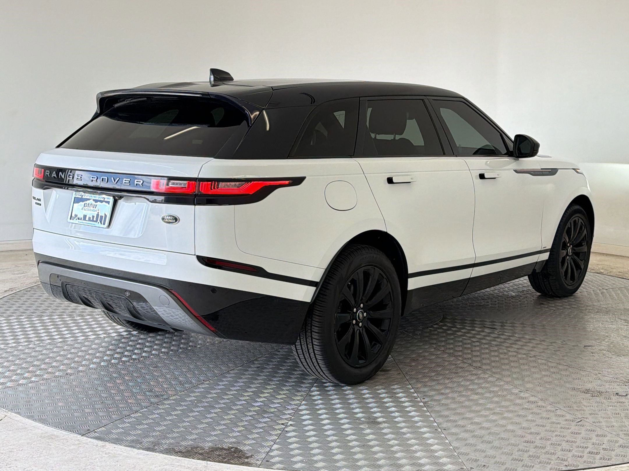 Used 2019 Land Rover Range Rover Velar R-Dynamic SE AWD/4WD image 9