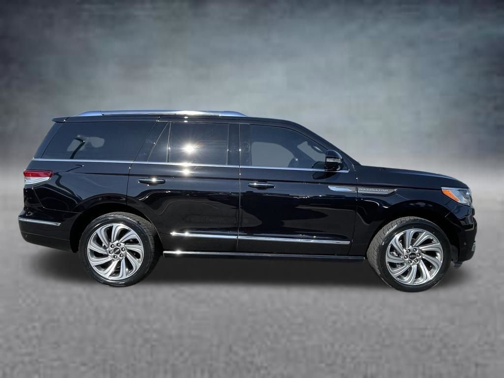 Used 2022 Lincoln Navigator Reserve image 4