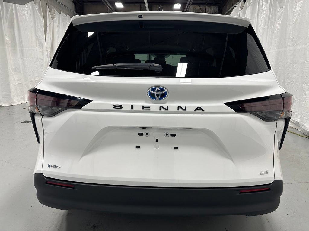 Used 2025 Toyota Sienna LE FWD image 6