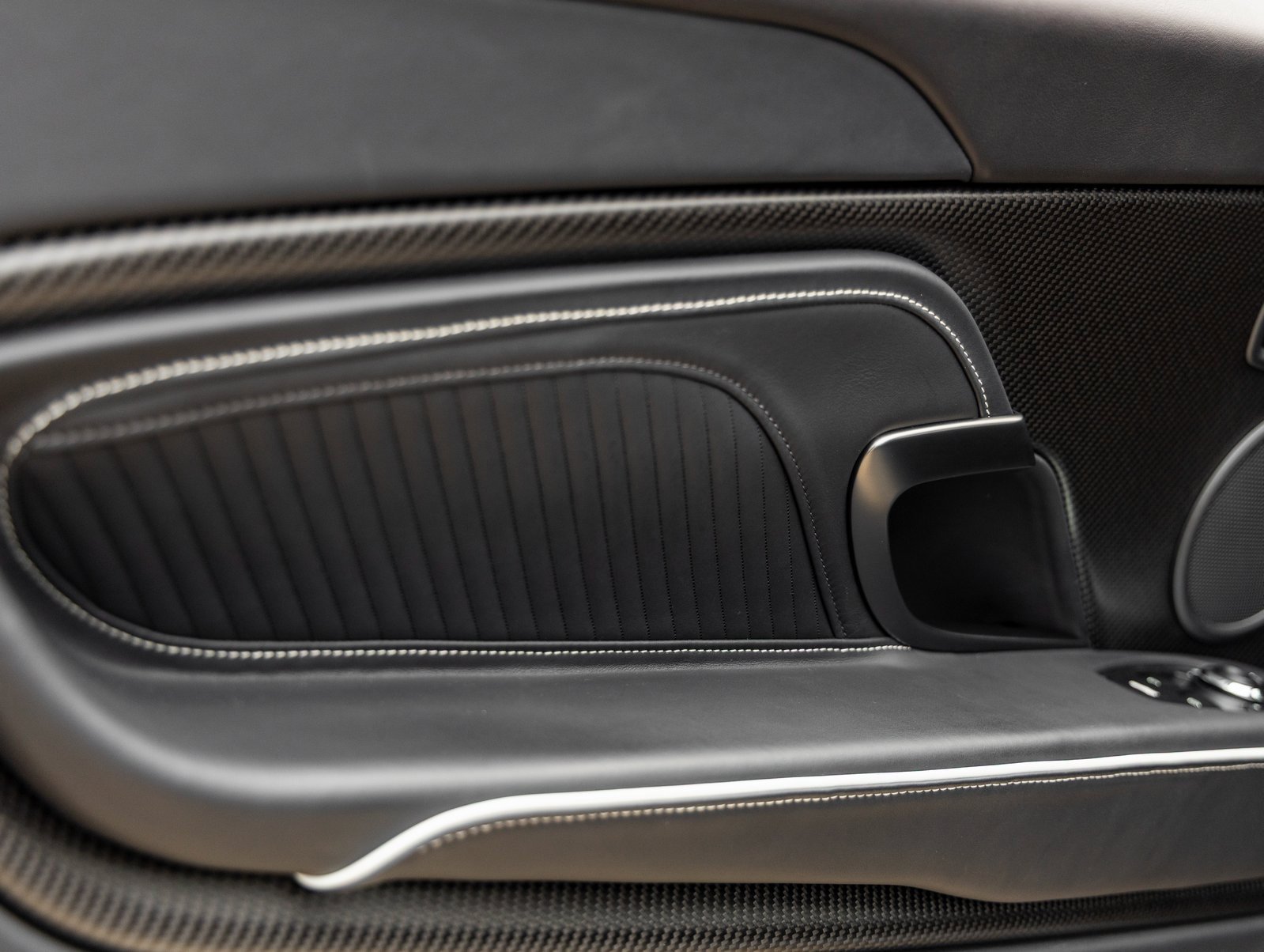 Used 2023 Aston Martin DBS Coupe image 22