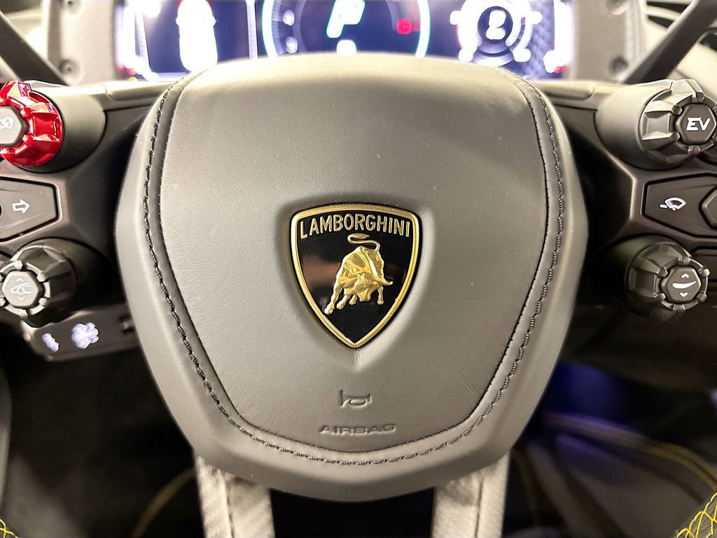 Used 2025 Lamborghini Revuelto image 22
