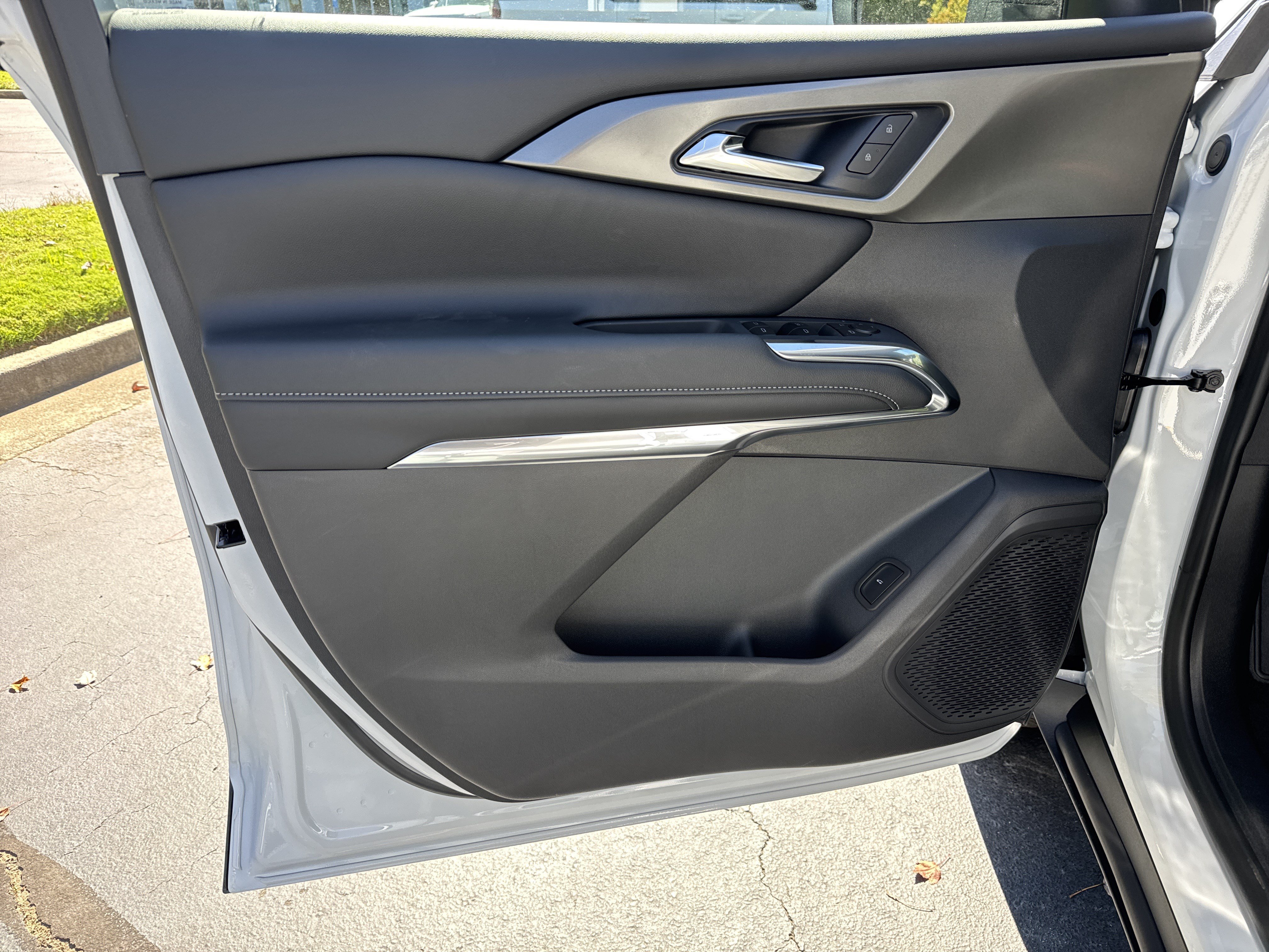 New 2027 Chevrolet Traverse LT w/ LPO, Floor Liner Package FWD image 10
