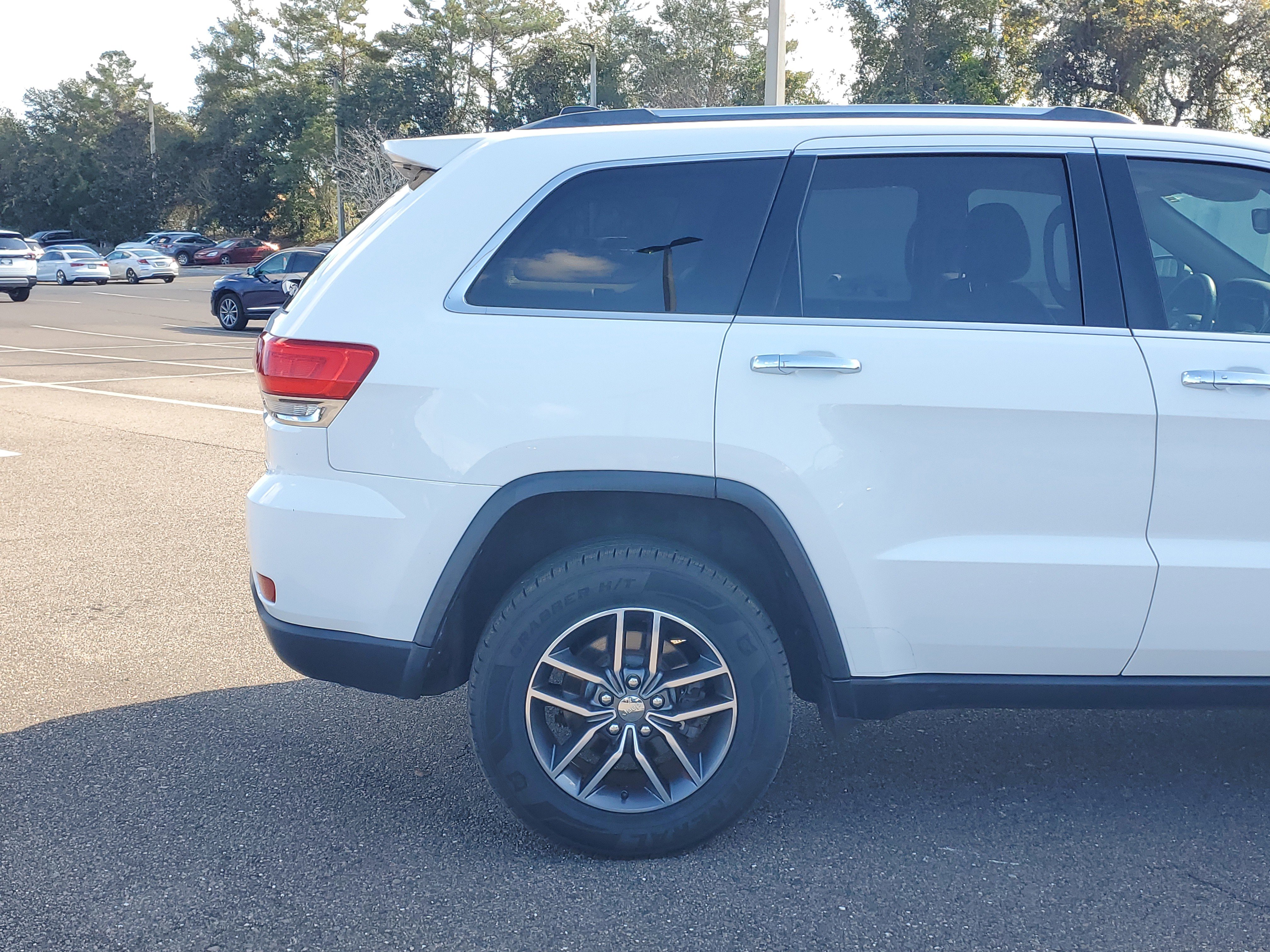 Used 2017 Jeep Grand Cherokee Limited image 16