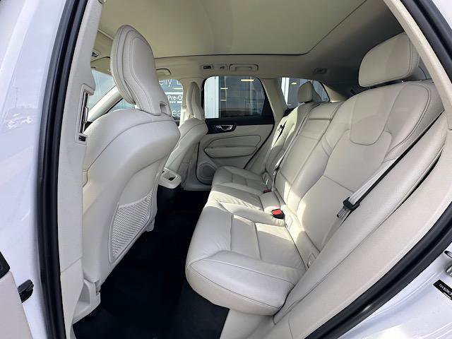 Used 2021 Volvo XC60 T5 Momentum w/ Premium Package image 20