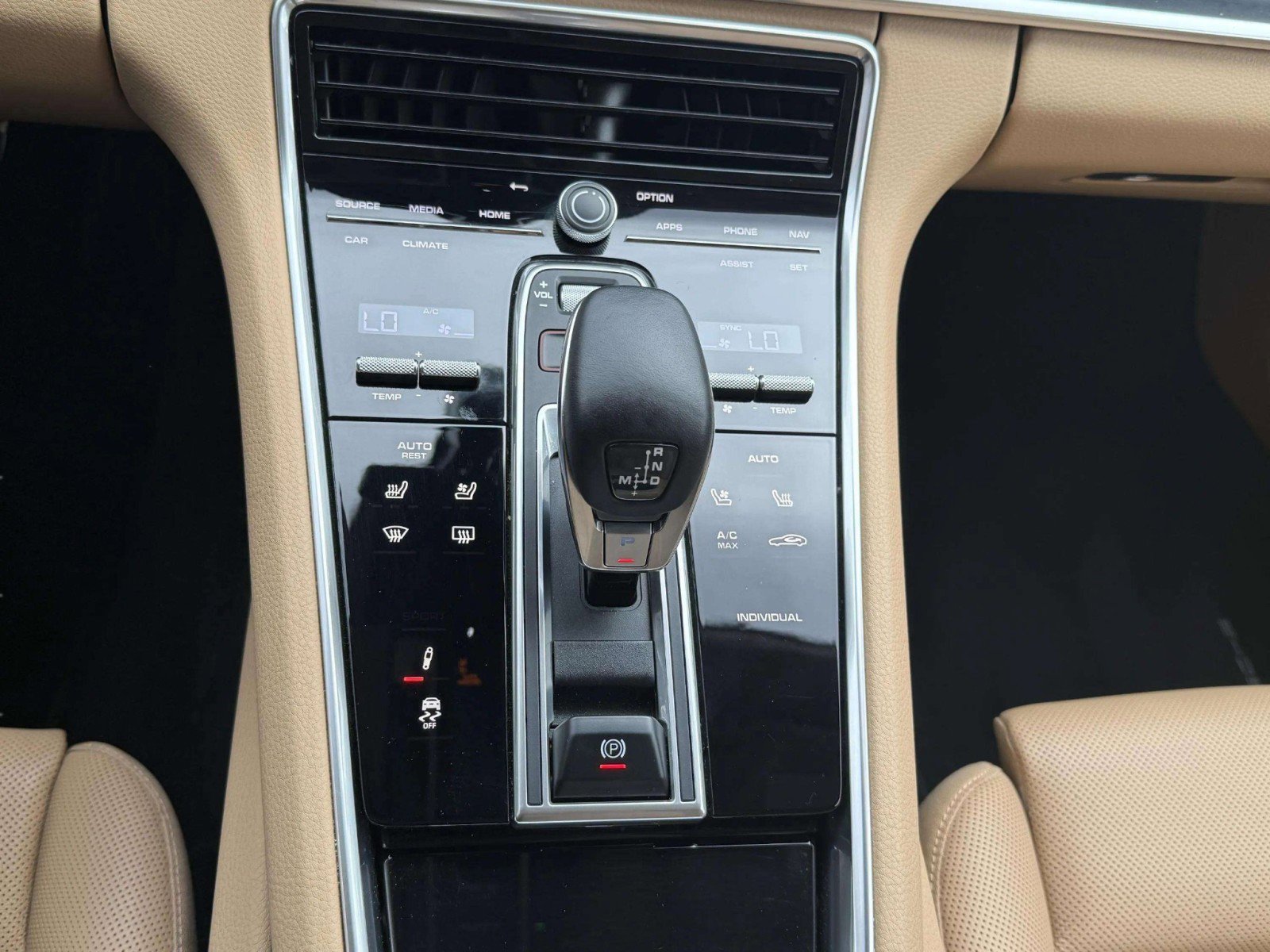 Used 2023 Porsche Panamera 4 Platinum Edition image 16