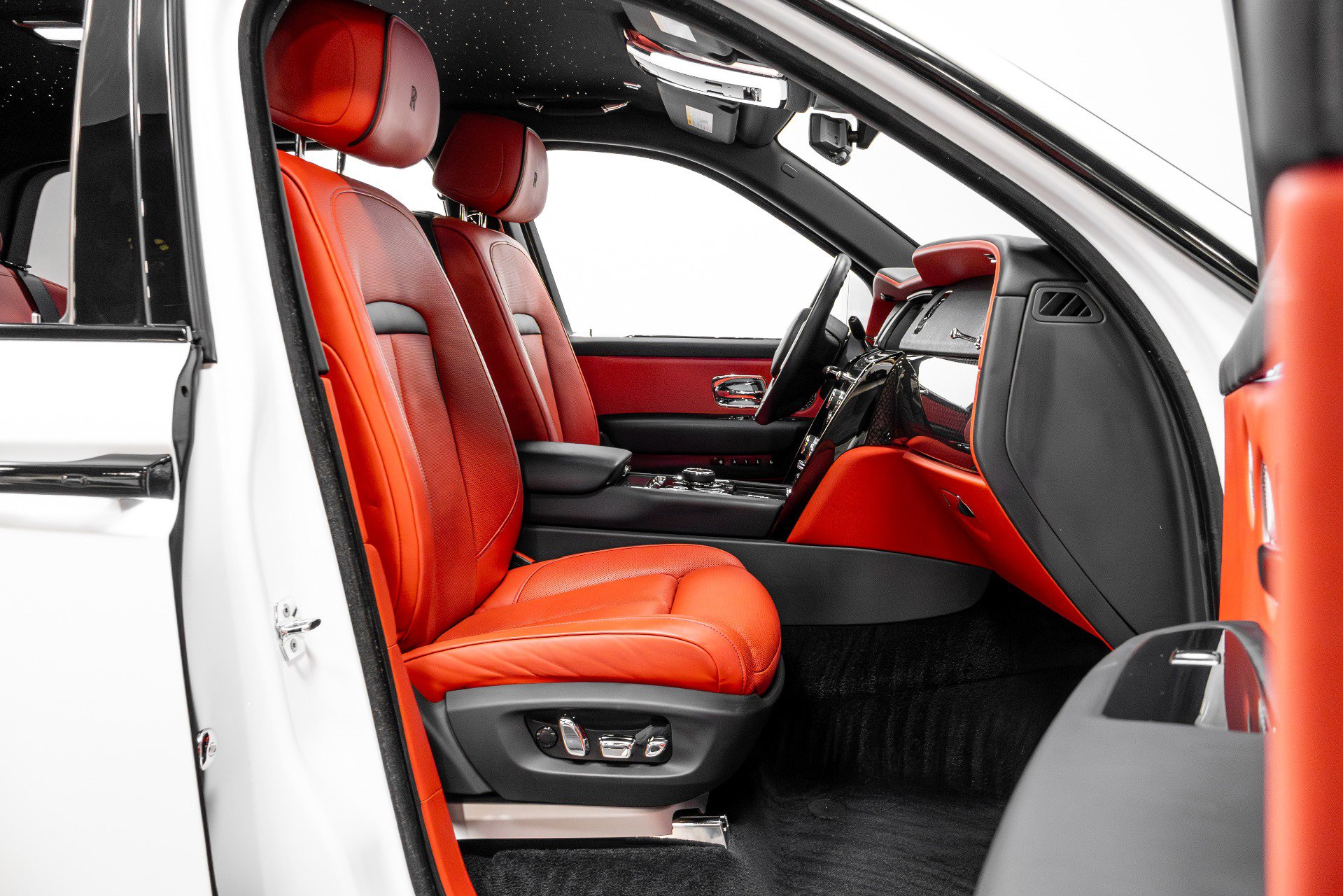 Used 2021 Rolls-Royce Cullinan Black Badge image 25