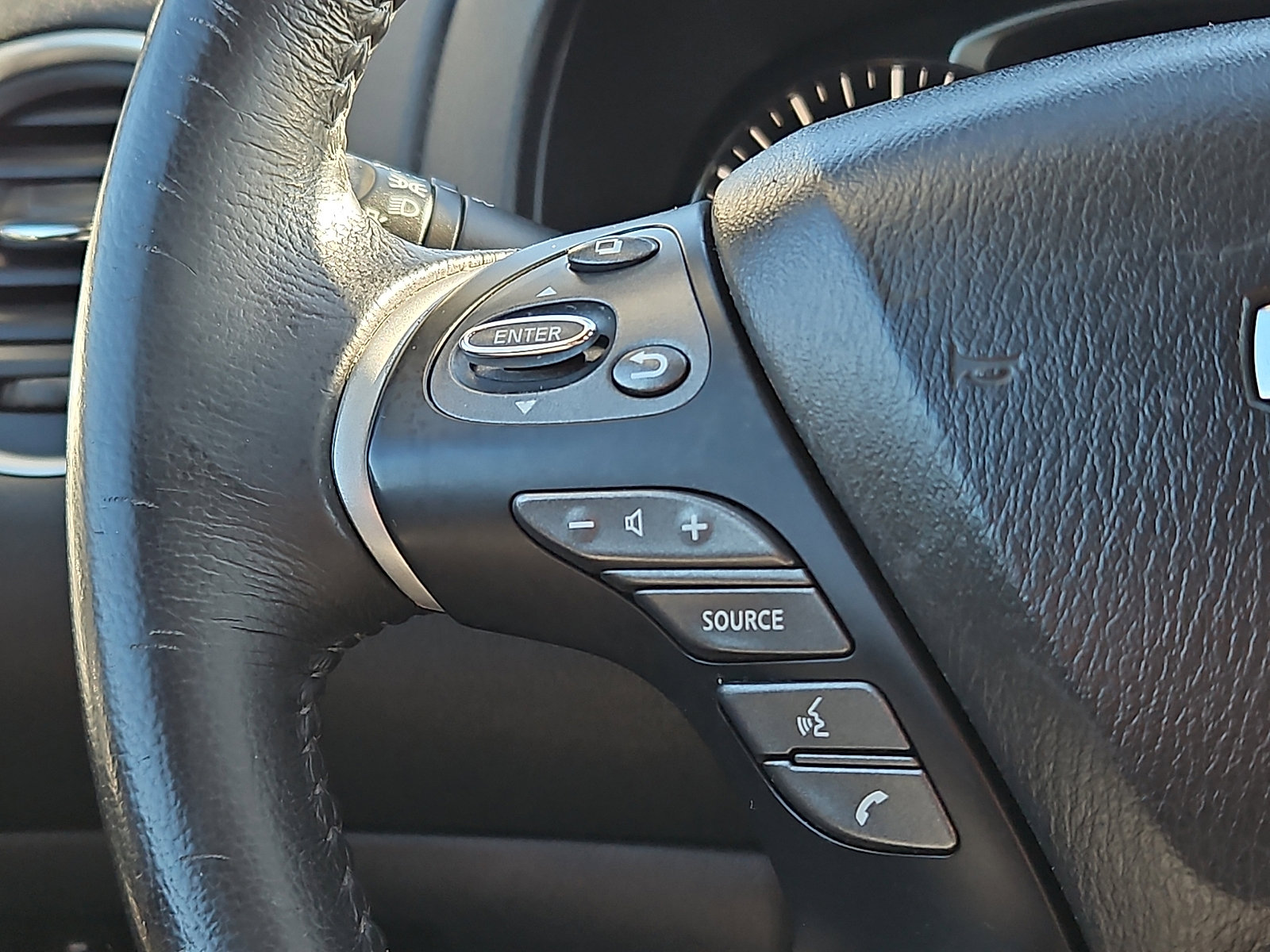 Used 2019 Nissan Pathfinder SV image 20