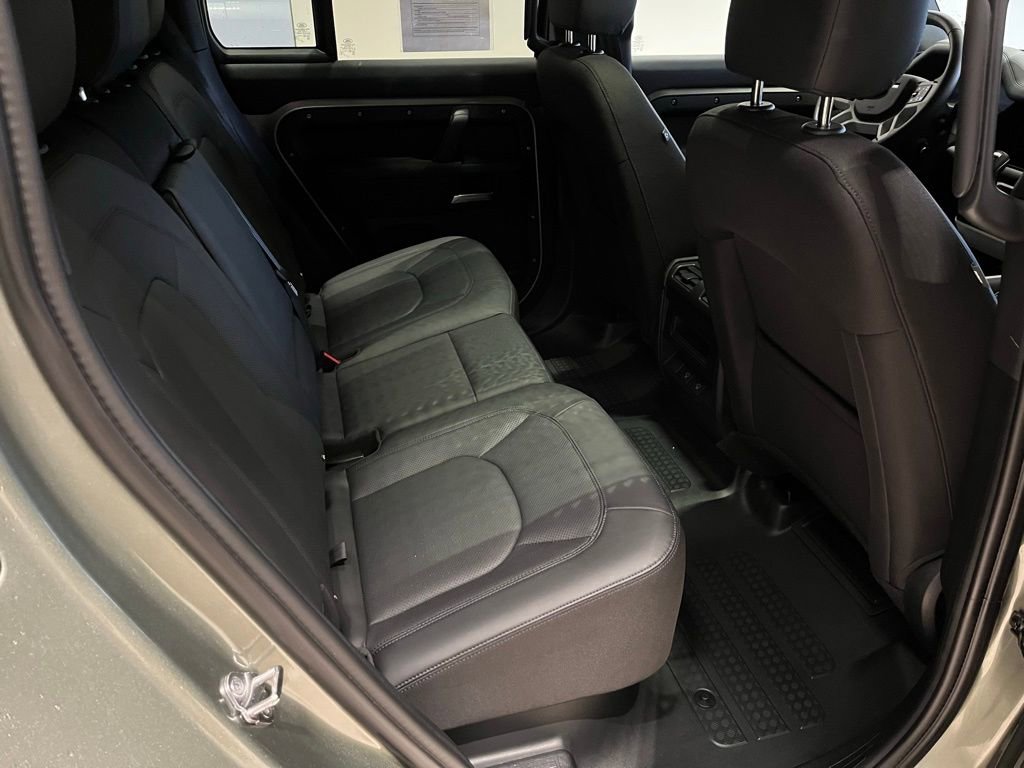 Used 2025 Land Rover Defender 110 S image 21