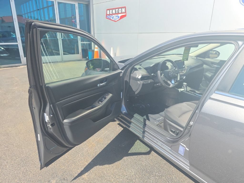 Used 2025 Nissan Altima 2.5 SV FWD image 12