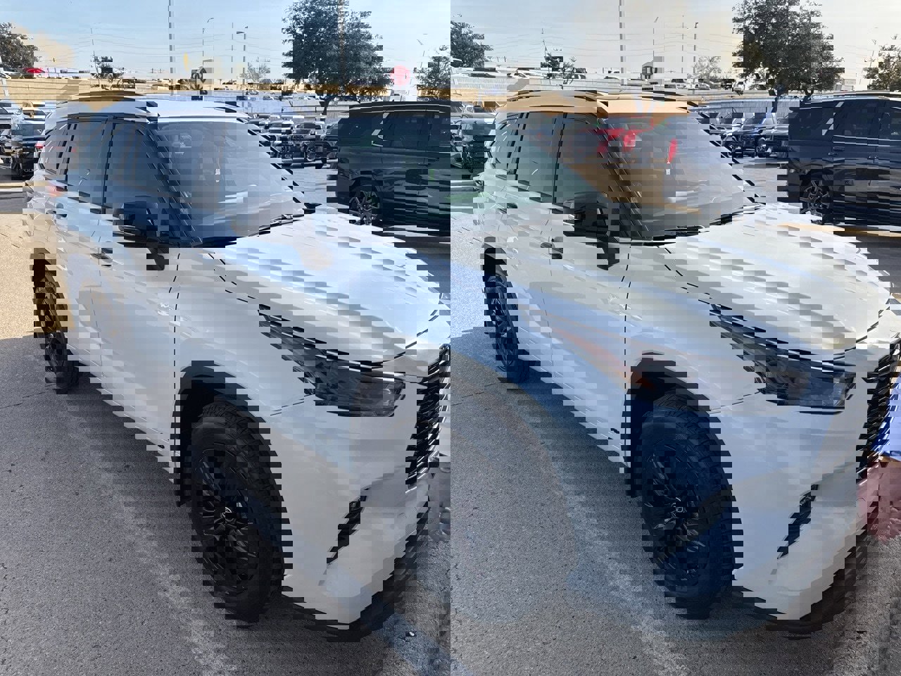 Used 2025 Toyota Highlander XLE image 3