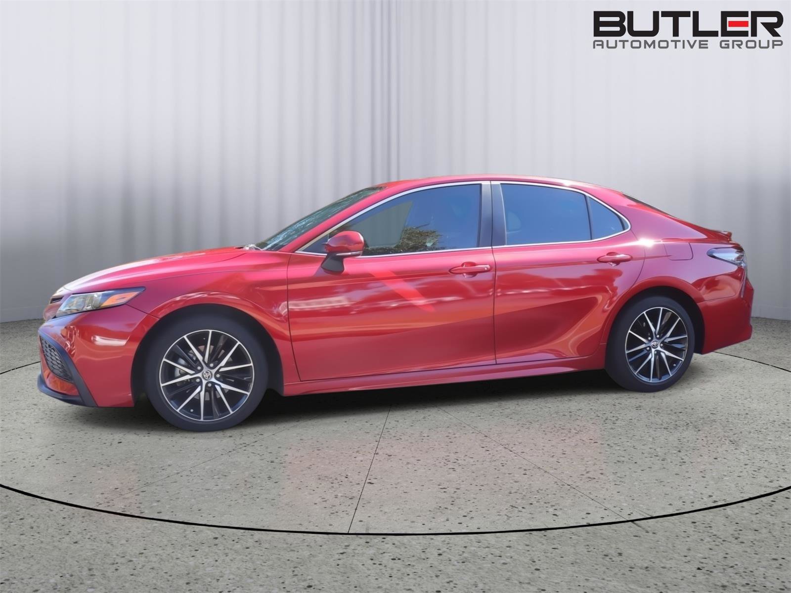 Used 2021 Toyota Camry SE image 1