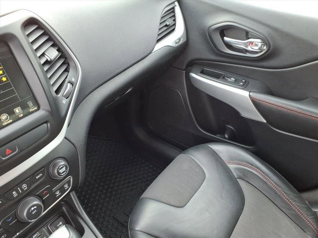 Used 2017 Jeep Cherokee Trailhawk w/ Cold Weather Group image 33