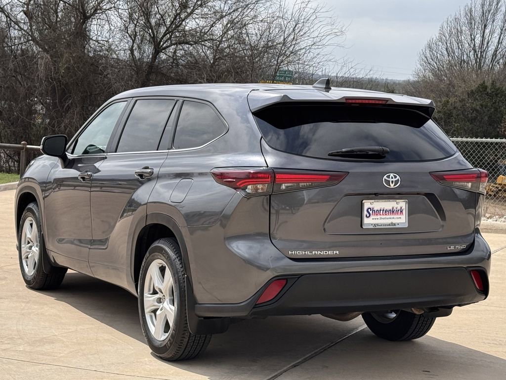 Used 2024 Toyota Highlander LE AWD/4WD image 4