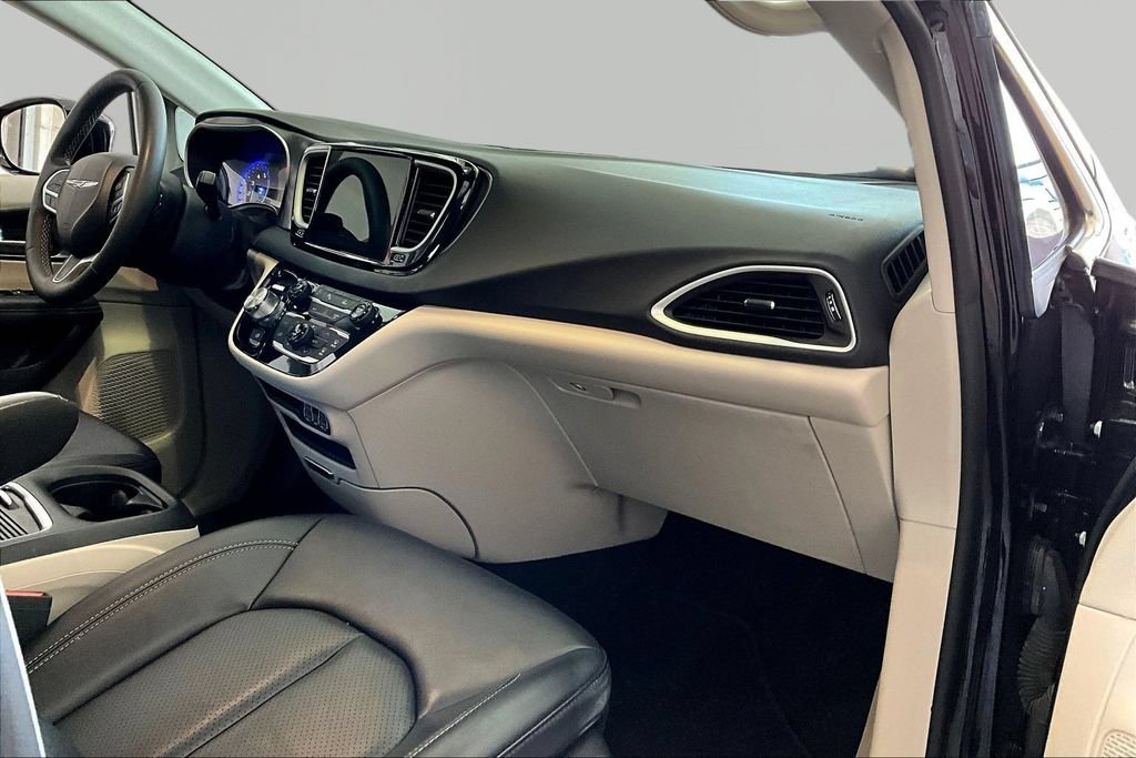 Used 2024 Chrysler Pacifica Touring-L FWD image 26