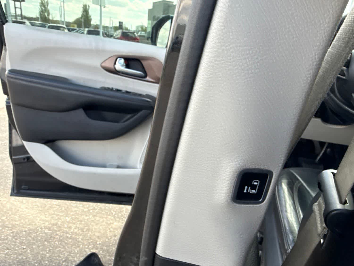 Used 2018 Chrysler Pacifica Touring-L FWD image 20