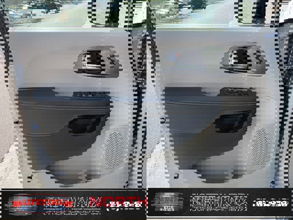 Used 2024 Chrysler Pacifica Touring-L image 5