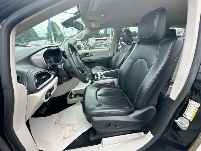 Used 2023 Chrysler Pacifica Touring-L FWD image 22