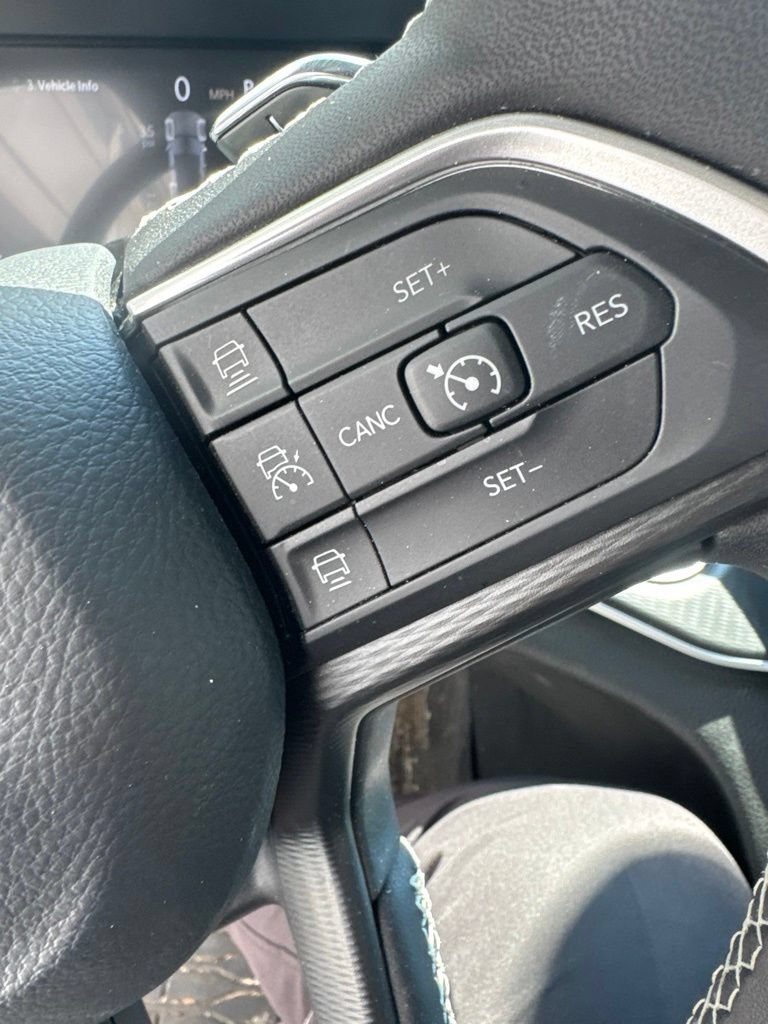 Used 2025 Jeep Grand Cherokee Altitude AWD/4WD image 13