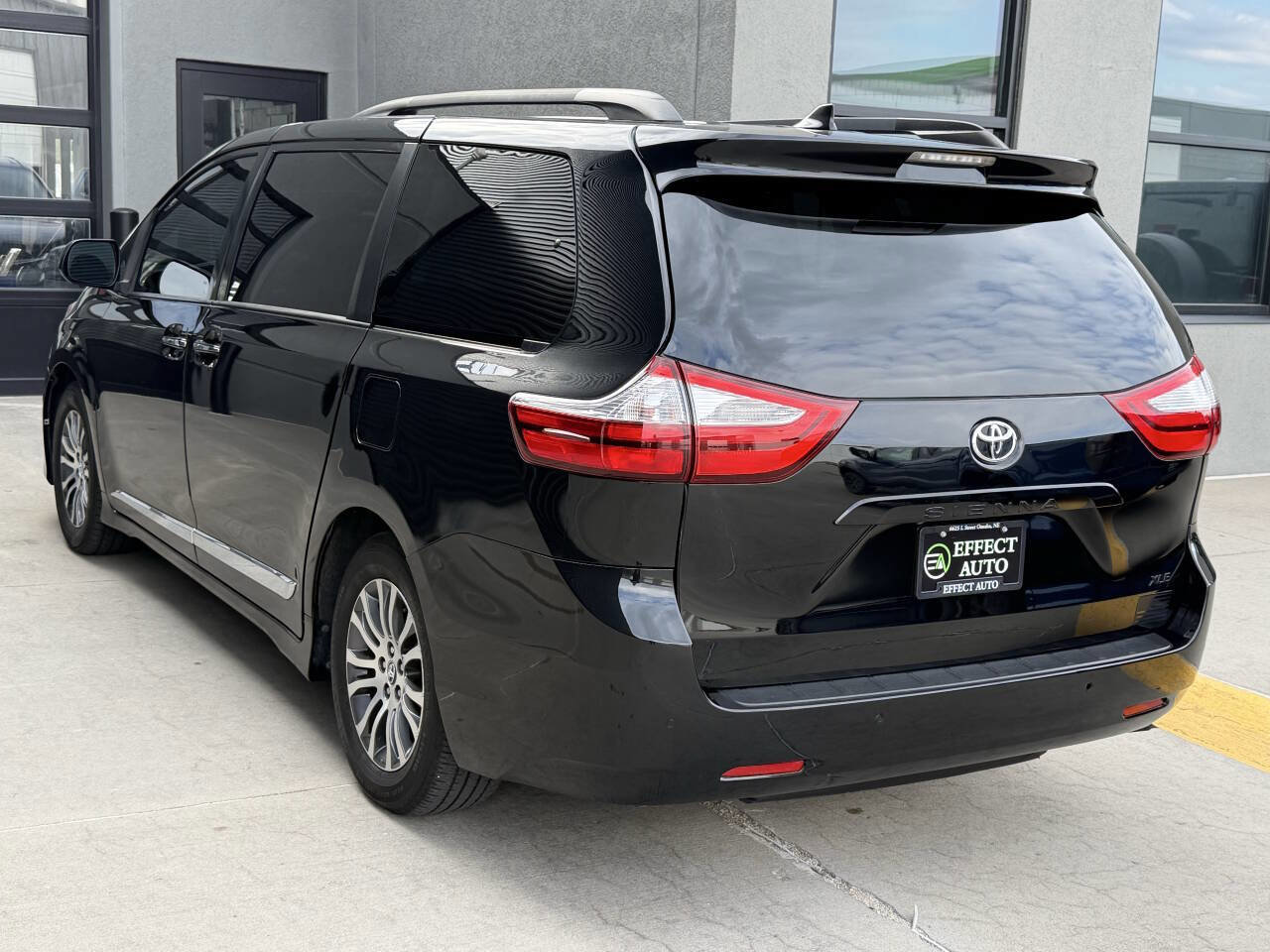 Used 2019 Toyota Sienna XLE w/ XLE Navigation Package FWD image 8