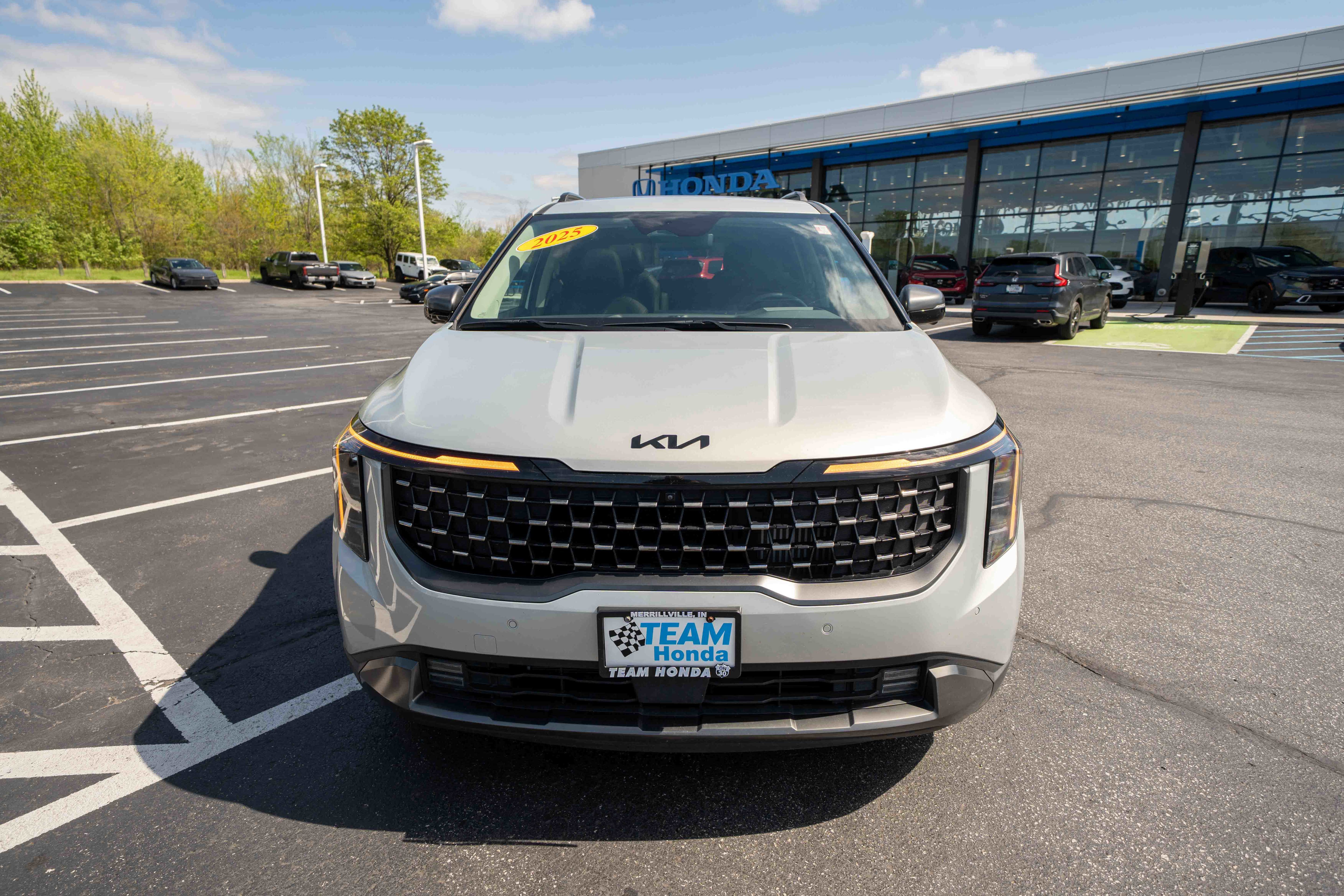 Used 2025 Kia Carnival SX Prestige FWD image 2