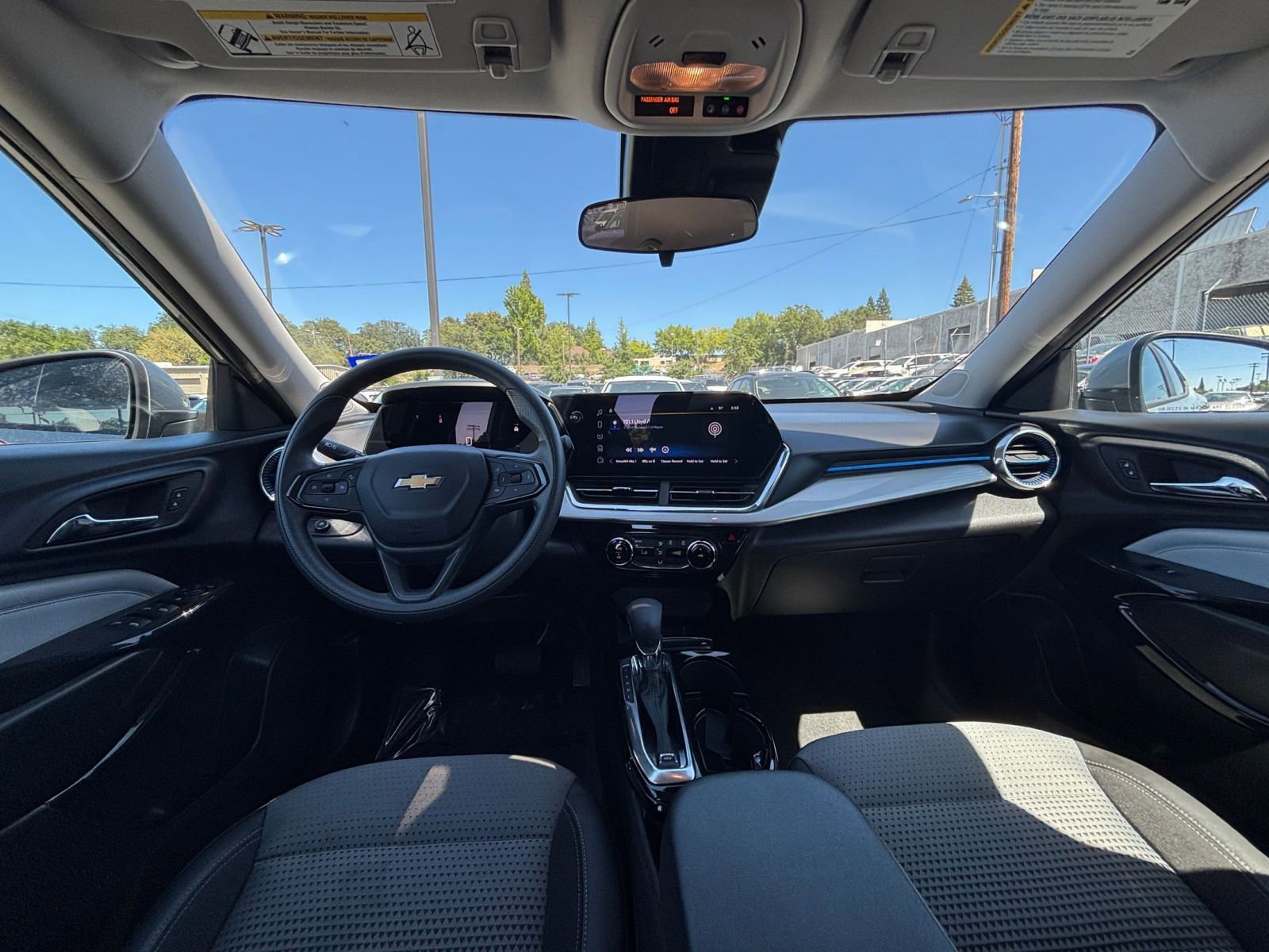 Used 2025 Chevrolet Trax LT FWD image 29