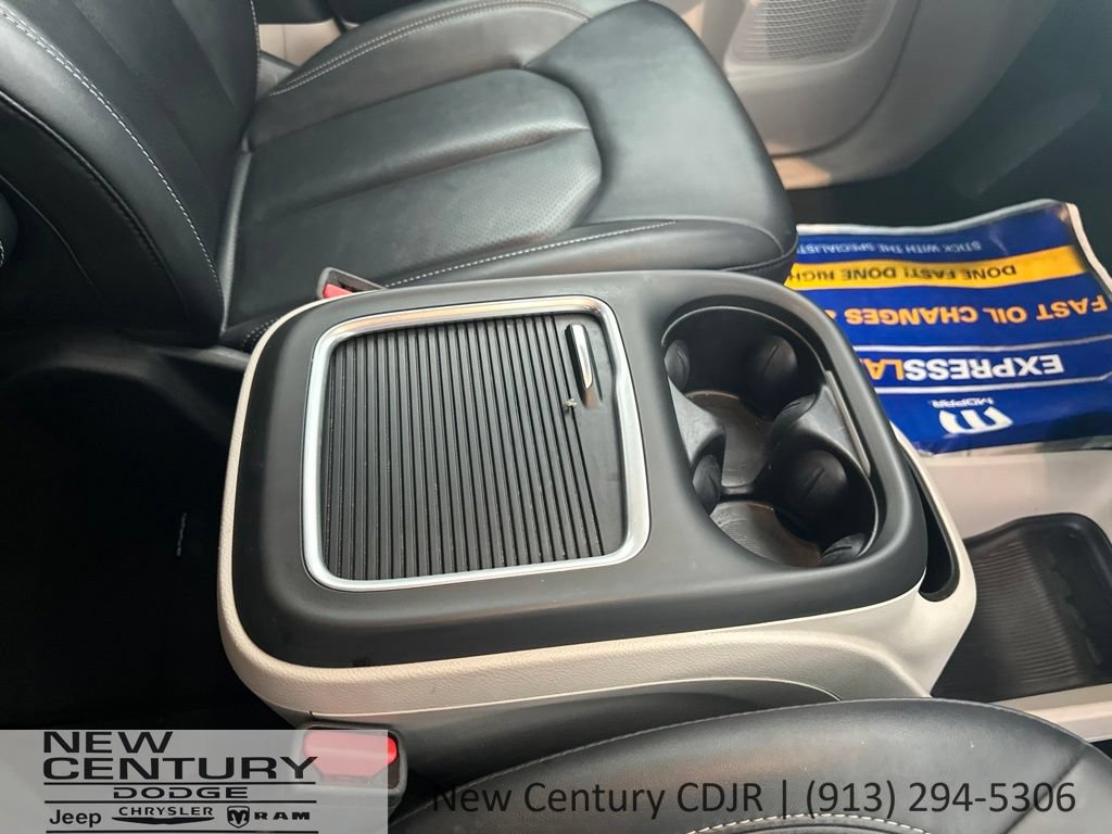 Used 2024 Chrysler Pacifica Touring-L FWD image 16