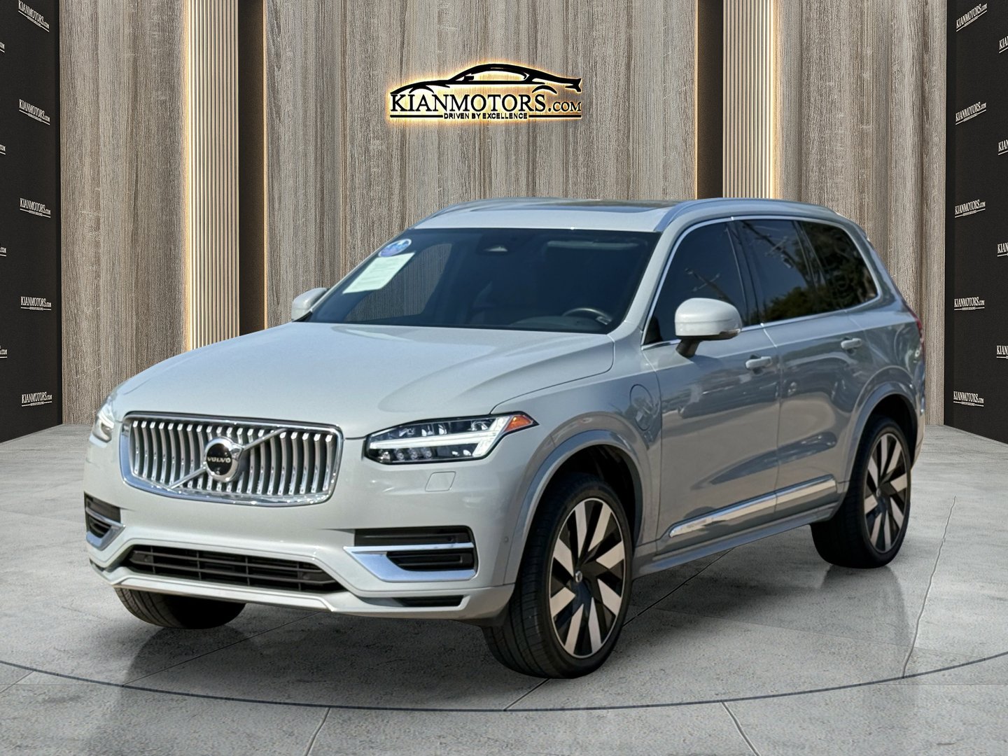 Used 2024 Volvo XC90 T8 Plus w/ Protection Package Premier AWD/4WD image 3