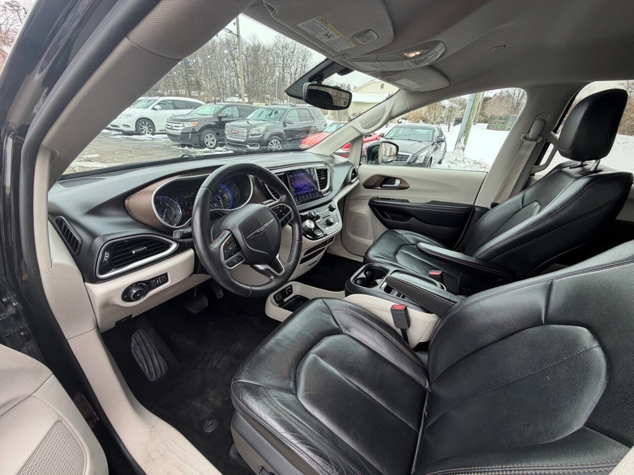 Used 2017 Chrysler Pacifica Touring-L image 9